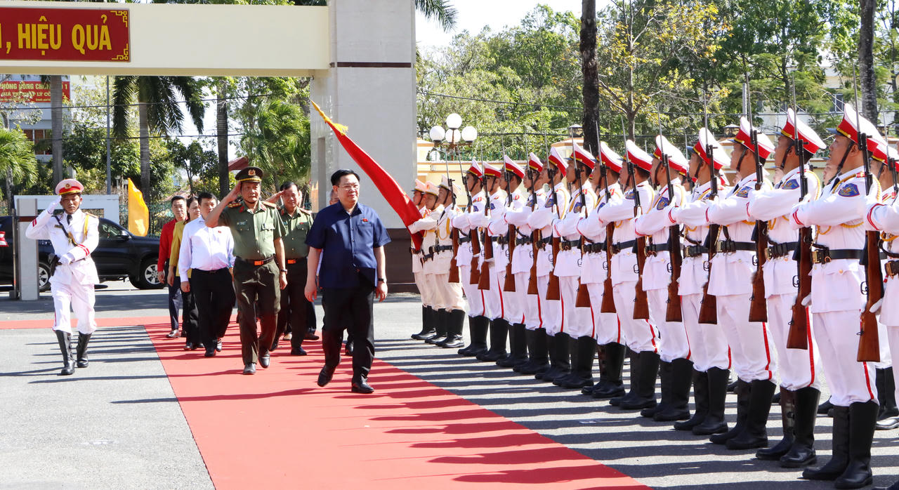 Chủ tịch Quốc hội Vương Đình Huệ chúc Tết lực lượng vũ trang tỉnh Bạc Liêu