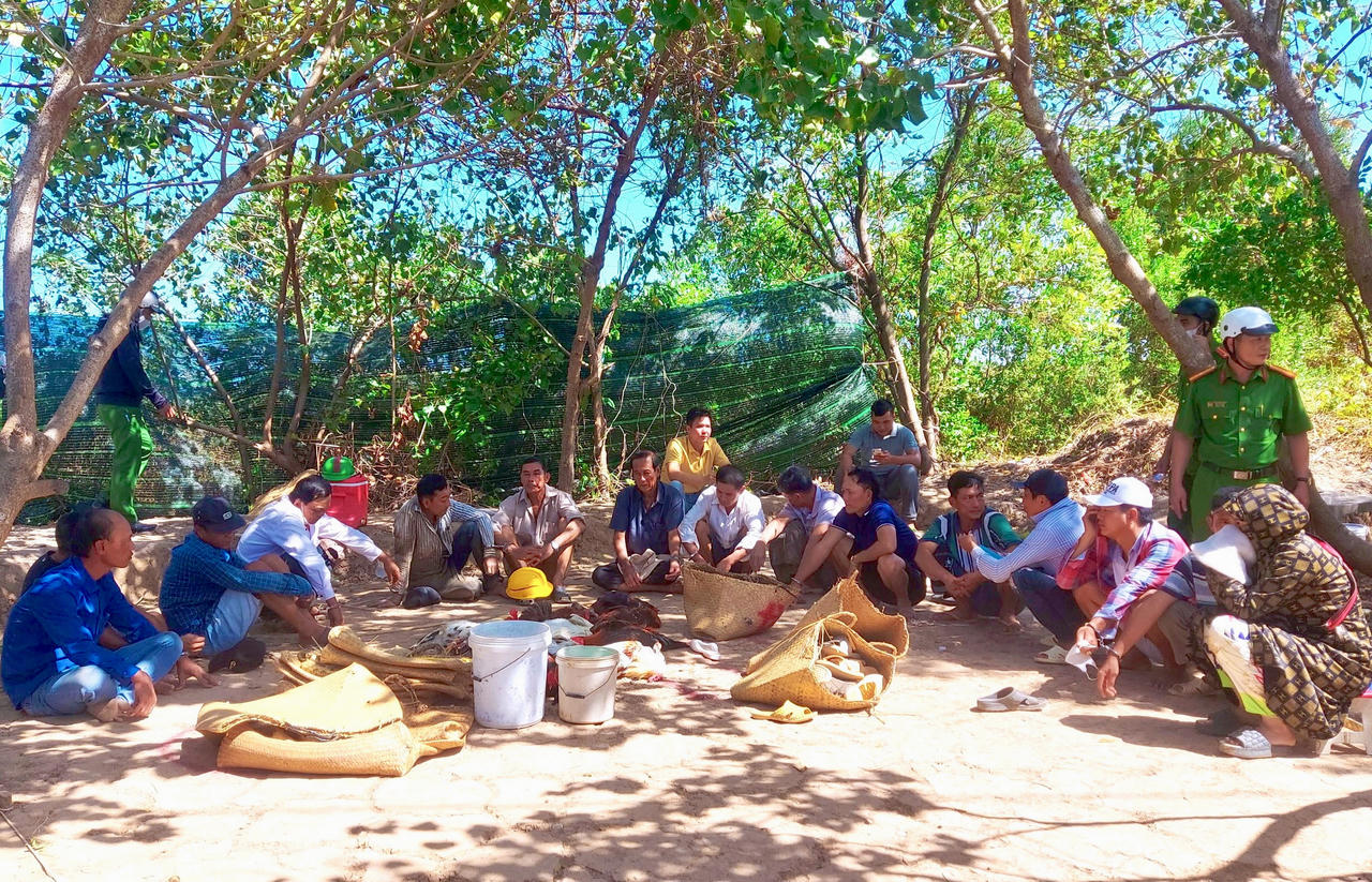 Bắt giữ 15 đối tượng đá gà ăn tiền giữa vuông tôm ở vùng quê Bạc Liêu