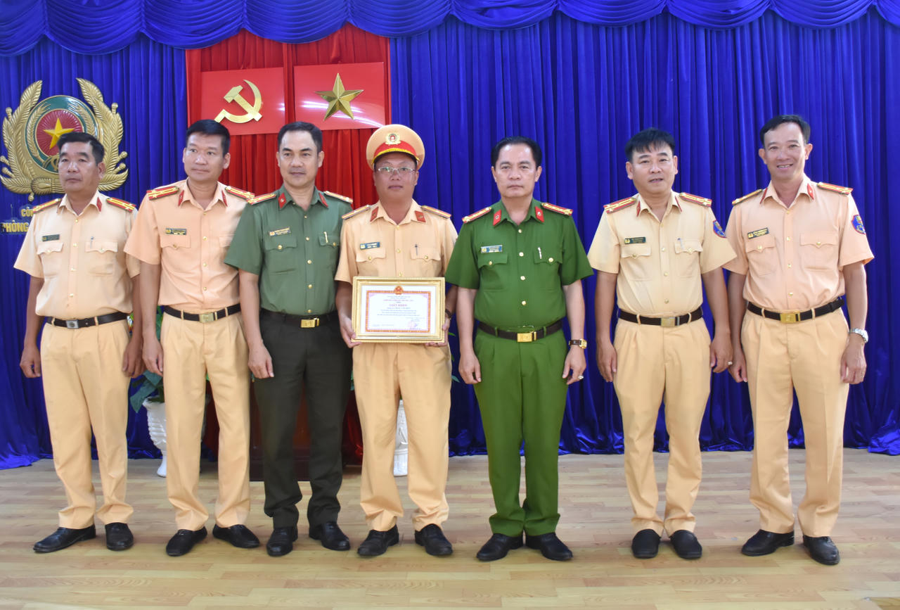 Giám đốc Công an tỉnh Bạc Liêu khen thưởng đột xuất cho 2 cán bộ Công an nhặt của rơi trao trả người bị mất