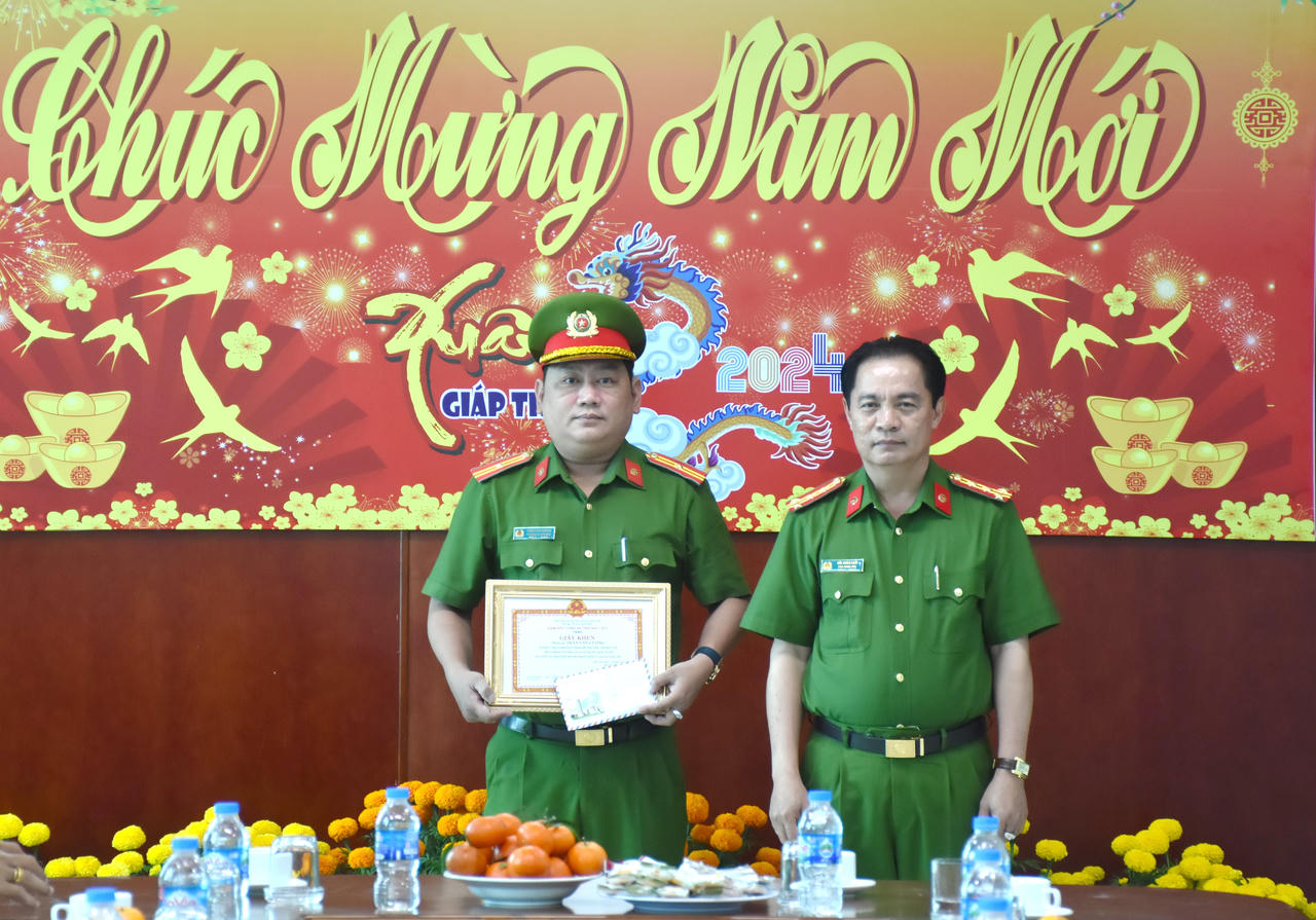 Giám đốc Công an tỉnh Bạc Liêu khen thưởng đột xuất cho 2 cán bộ Công an nhặt của rơi trao trả người bị mất