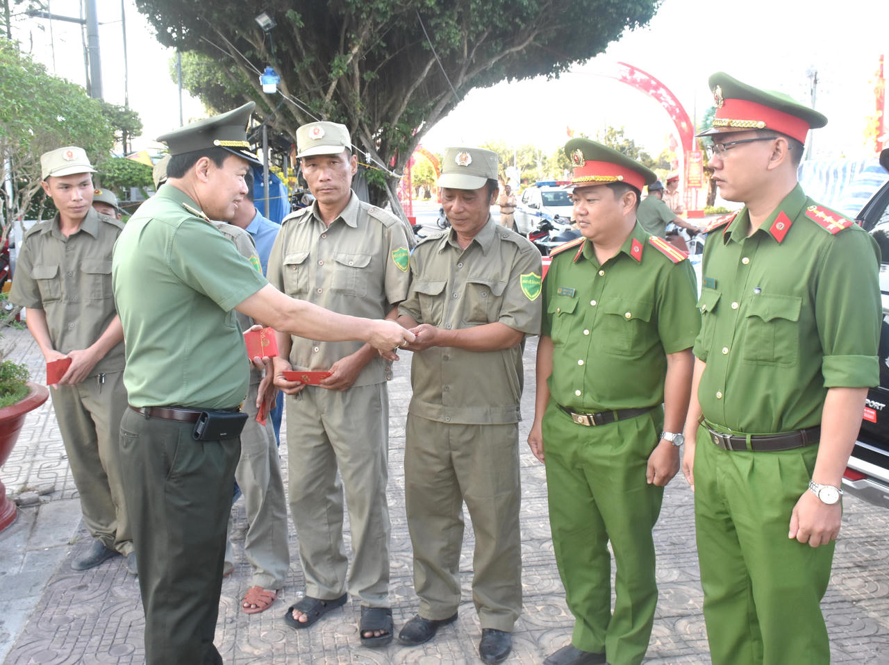 Trung tướng Lê Tấn Tới thăm, làm việc với Công an Bạc Liêu