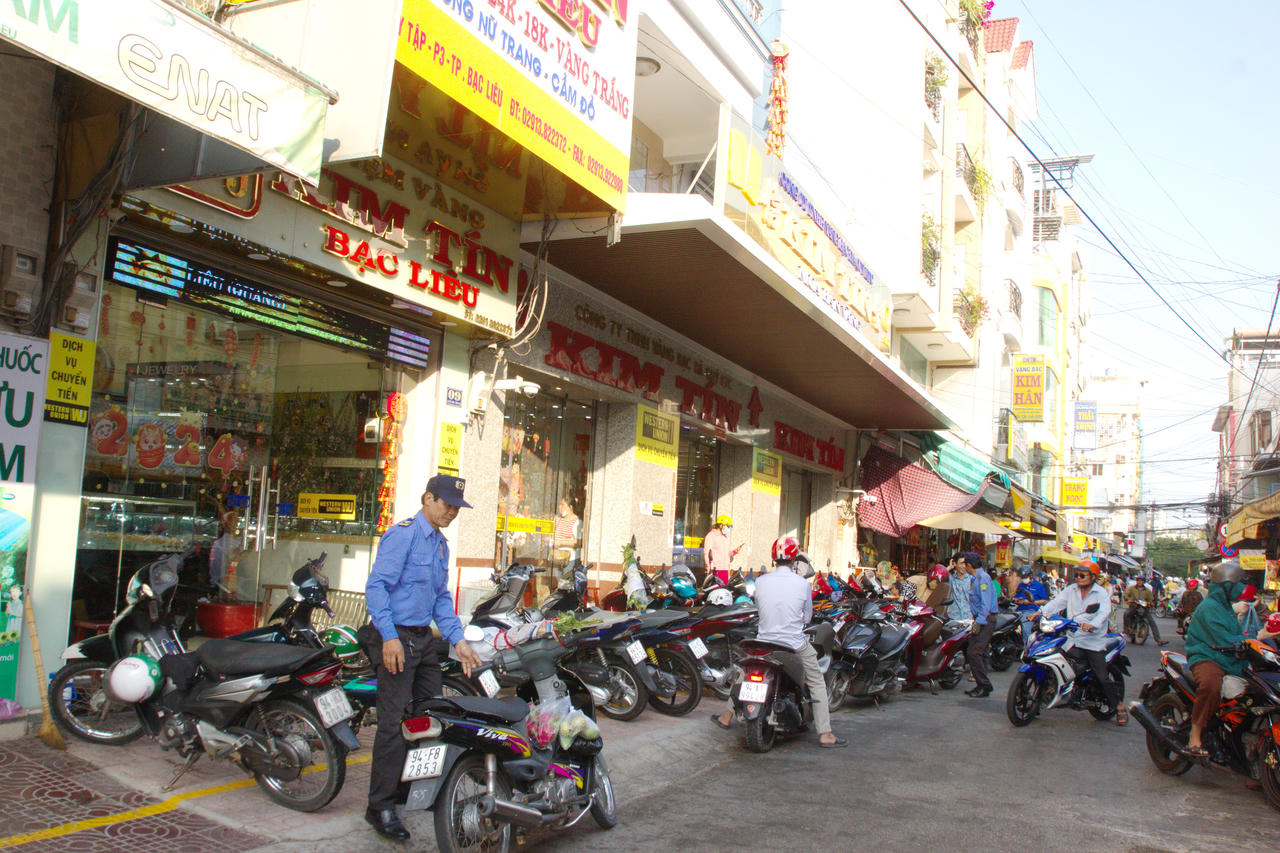 Người dân Bạc Liêu mua heo quay, cá lóc nướng… ngày vía Thần Tài