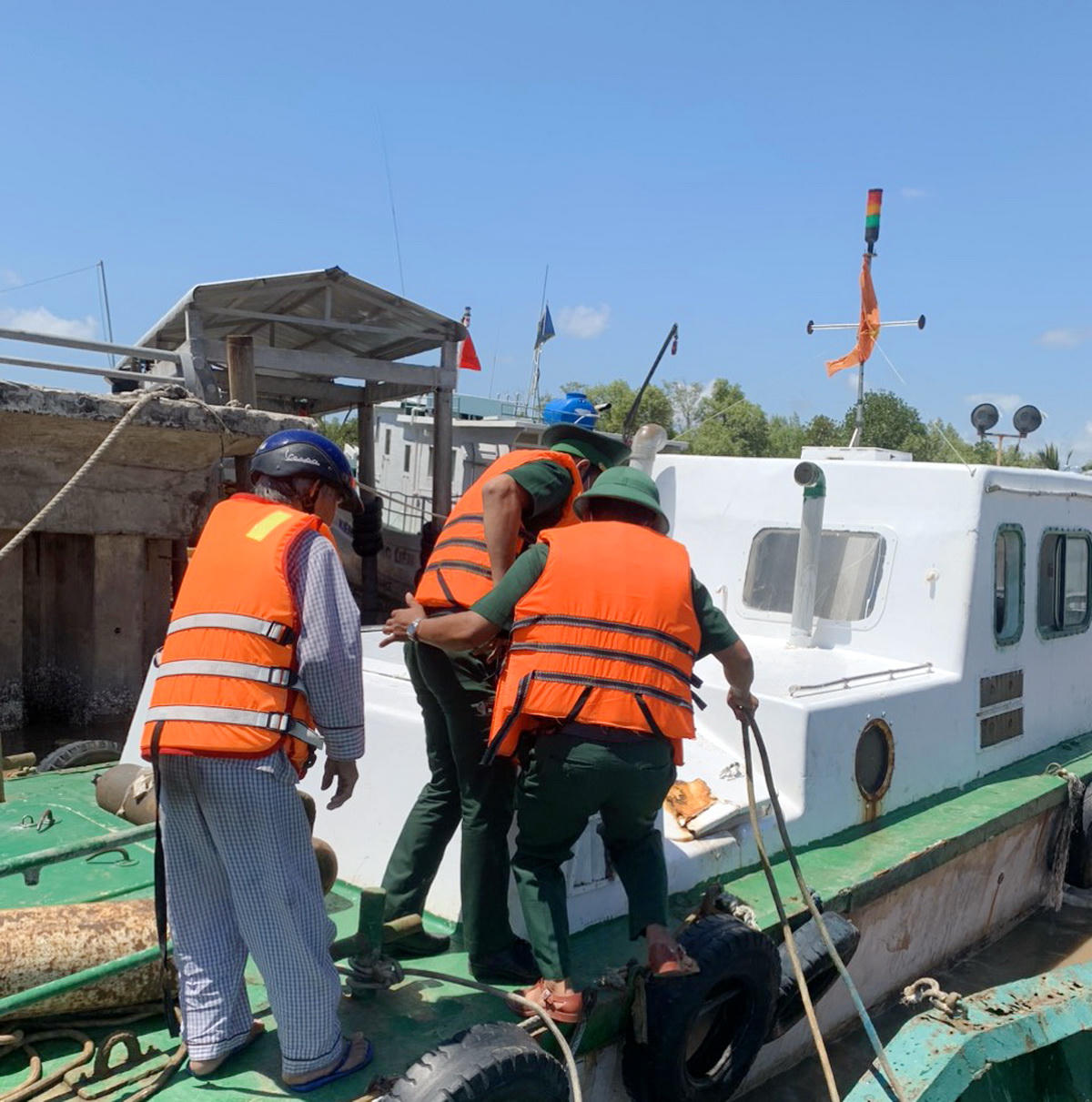 Một thuyền viên tử vong khi nhảy xuống biển vớt lưới