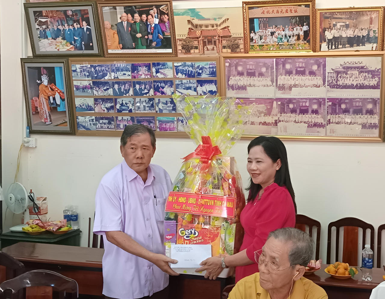 Chúc Tết Nguyên tiêu đồng bào dân tộc Hoa ở Cà Mau