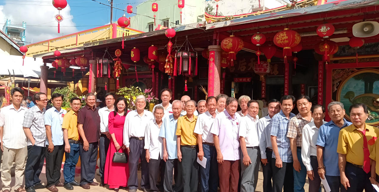 Chúc Tết Nguyên tiêu đồng bào dân tộc Hoa ở Cà Mau