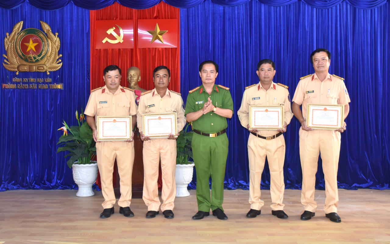Bạc Liêu: Khen thưởng 4 chiến sĩ Cảnh sát giao thông có thành tích trong đấu tranh, phòng chống tội phạm