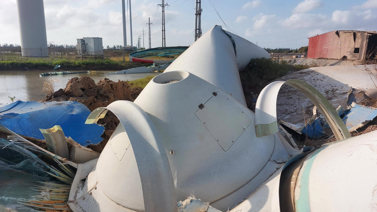 Khắc phục sự cố rơi gãy cánh quạt điện gió ở Bạc Liêu