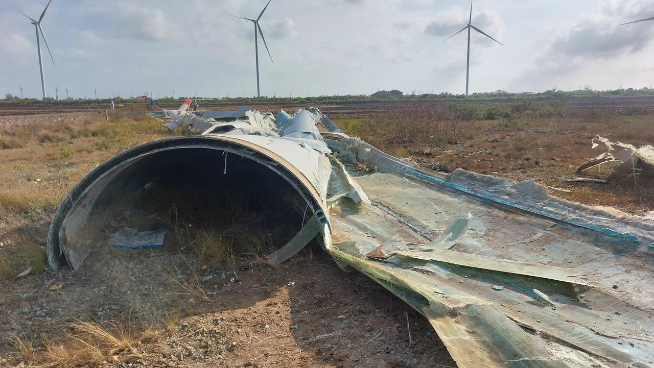 Khắc phục sự cố rơi gãy cánh quạt điện gió ở Bạc Liêu