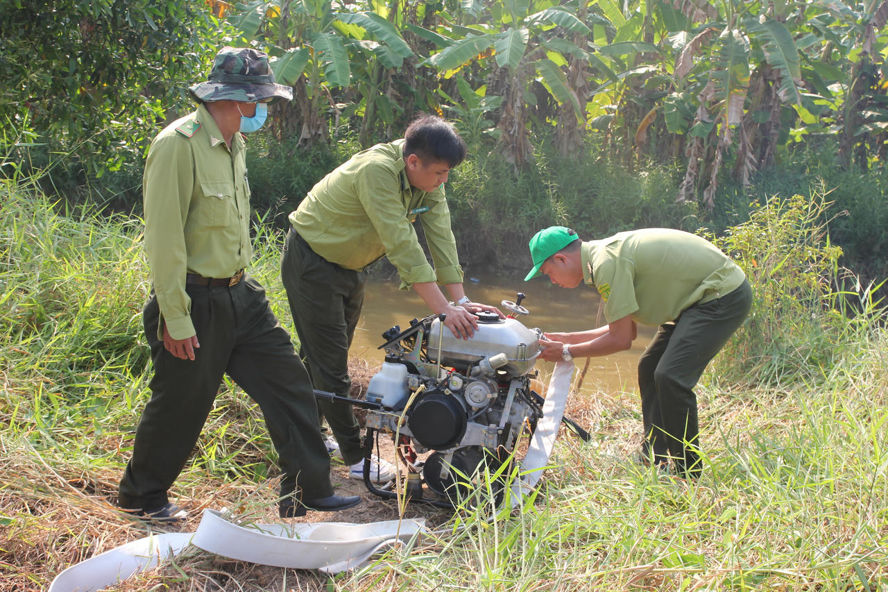 Diễn tập hiệp đồng chữa cháy rừng ở Cà Mau