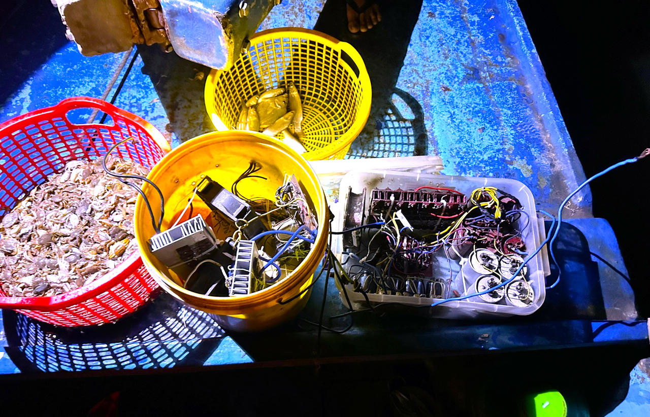 Bắt giữ các phương tiện sử dụng kích điện khai thác thủy sản trái phép ở Cà Mau