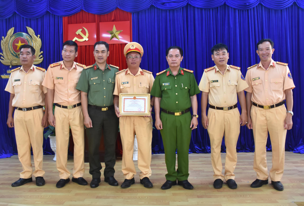 Hình ảnh đẹp về người chiến sĩ Công an trong lòng Nhân dân