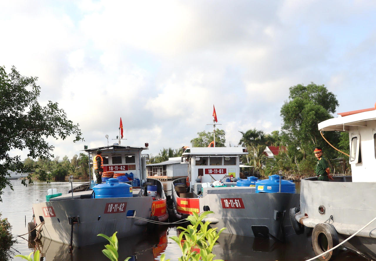 Quân khu 9 cấp nước sạch cho người dân vùng hạn, mặn ở Cà Mau