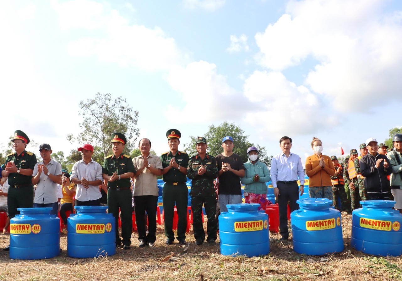 Quân khu 9 cấp nước sạch cho người dân vùng hạn, mặn ở Cà Mau