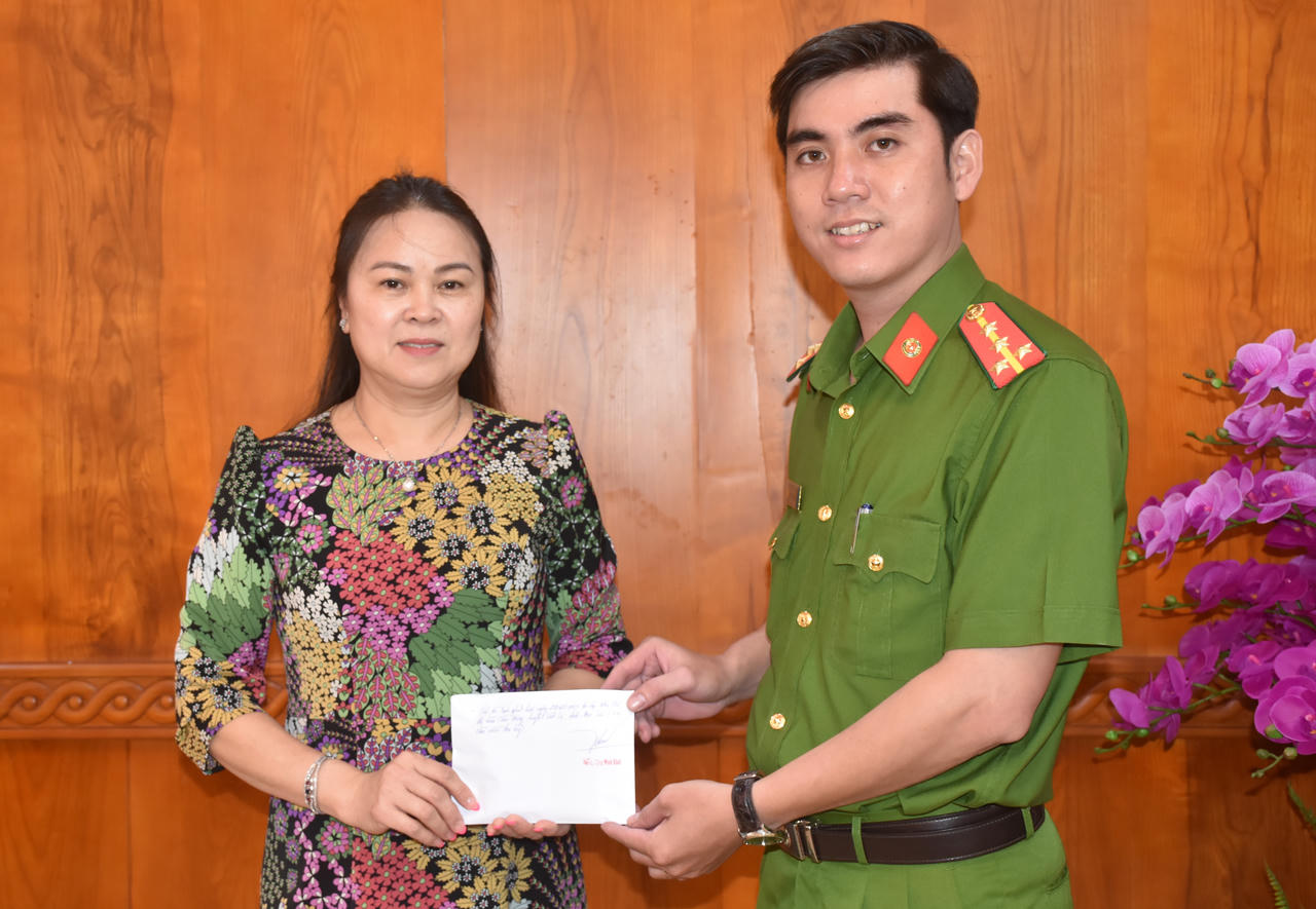 Hình ảnh đẹp về người chiến sĩ Công an trong lòng Nhân dân