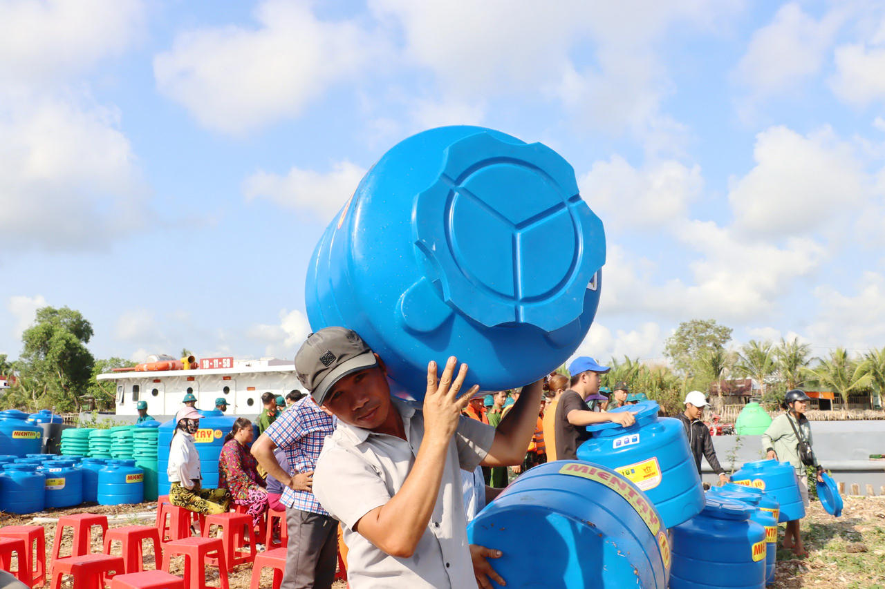 Quân khu 9 cấp nước sạch cho người dân vùng hạn, mặn ở Cà Mau