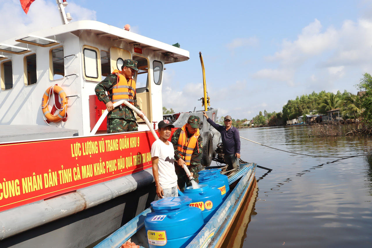 Quân khu 9 cấp nước sạch cho người dân vùng hạn, mặn ở Cà Mau