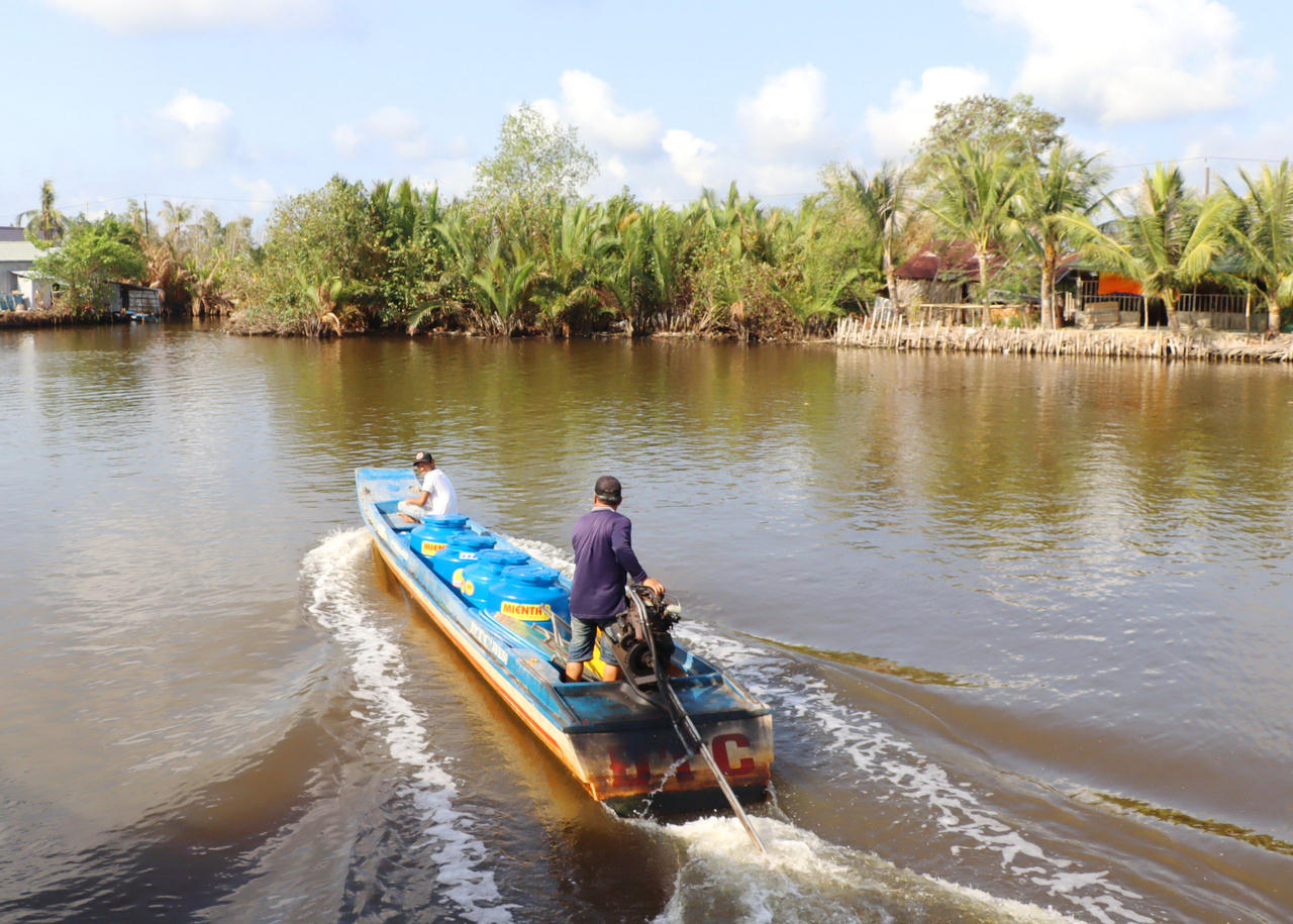 Quân khu 9 cấp nước sạch cho người dân vùng hạn, mặn ở Cà Mau