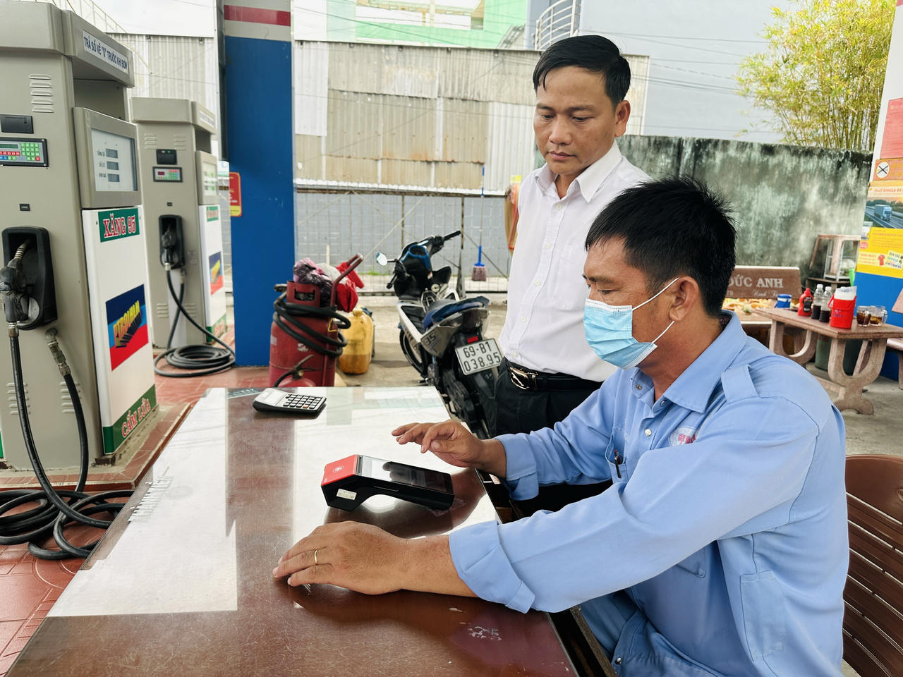 Các cửa hàng xăng dầu ở Cà Mau đồng loạt xuất hóa đơn điện tử cho khách hàng