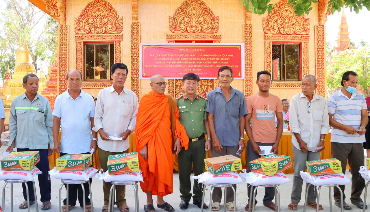 Vị sư hơn 30 năm "gieo" chữ cho con em ở phum sóc