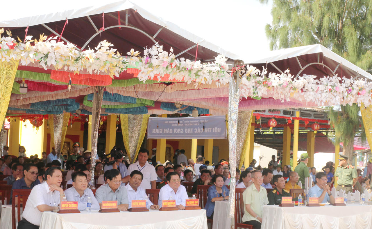 Lễ hội Nghinh Ông và trưng bày đặc sản của huyện Đông Hải