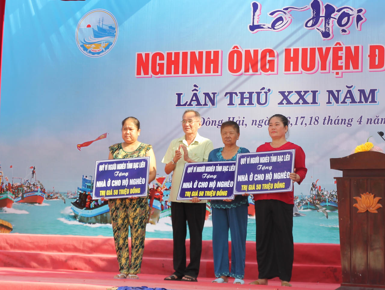 Lễ hội Nghinh Ông và trưng bày đặc sản của huyện Đông Hải