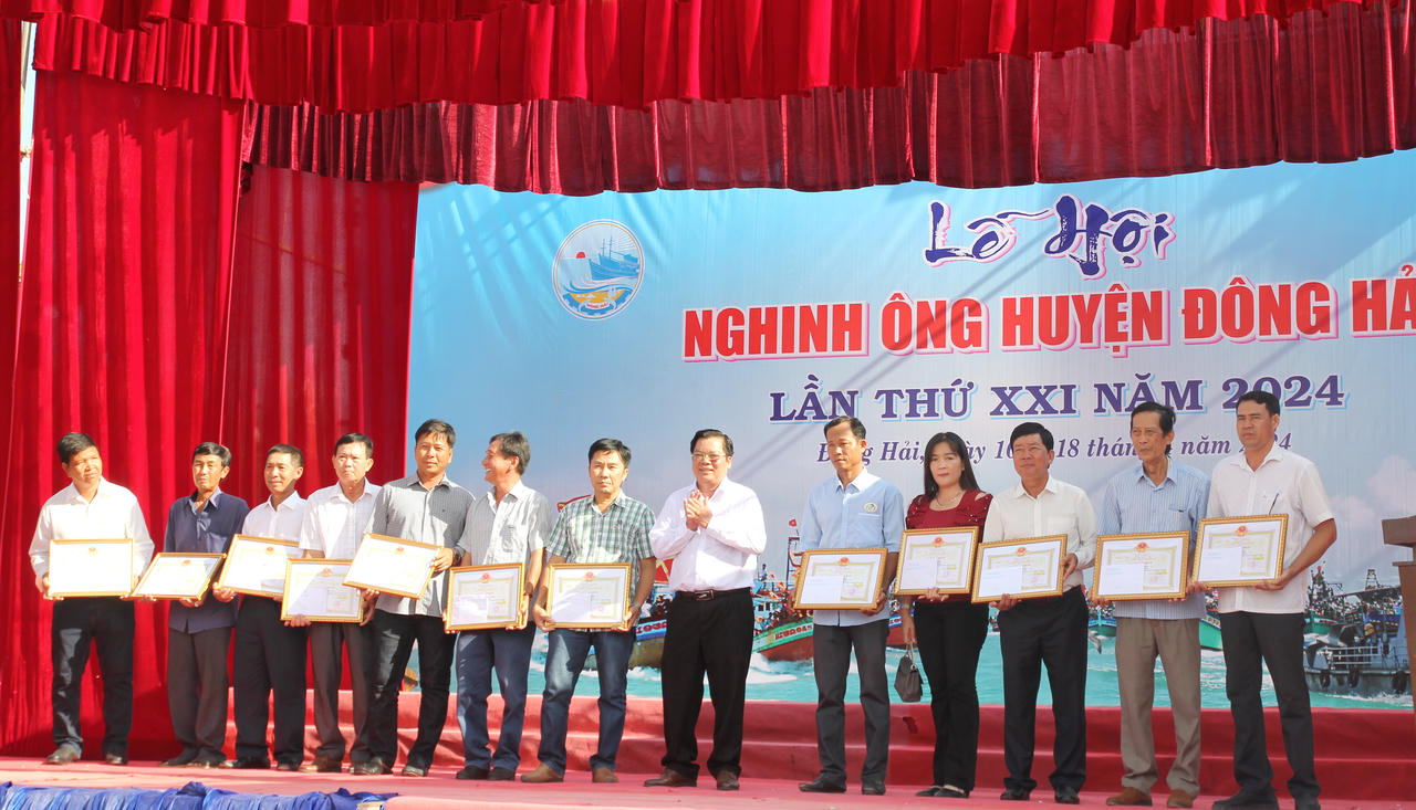 Lễ hội Nghinh Ông và trưng bày đặc sản của huyện Đông Hải