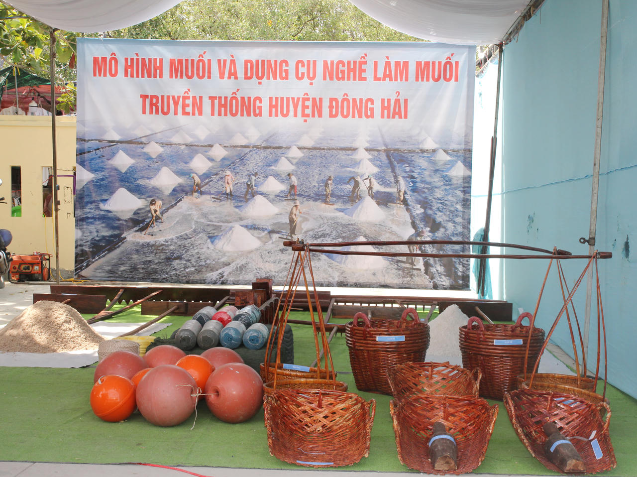 Lễ hội Nghinh Ông và trưng bày đặc sản của huyện Đông Hải