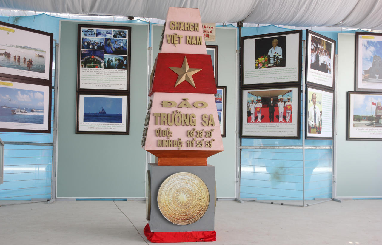 Lễ hội Nghinh Ông và trưng bày đặc sản của huyện Đông Hải