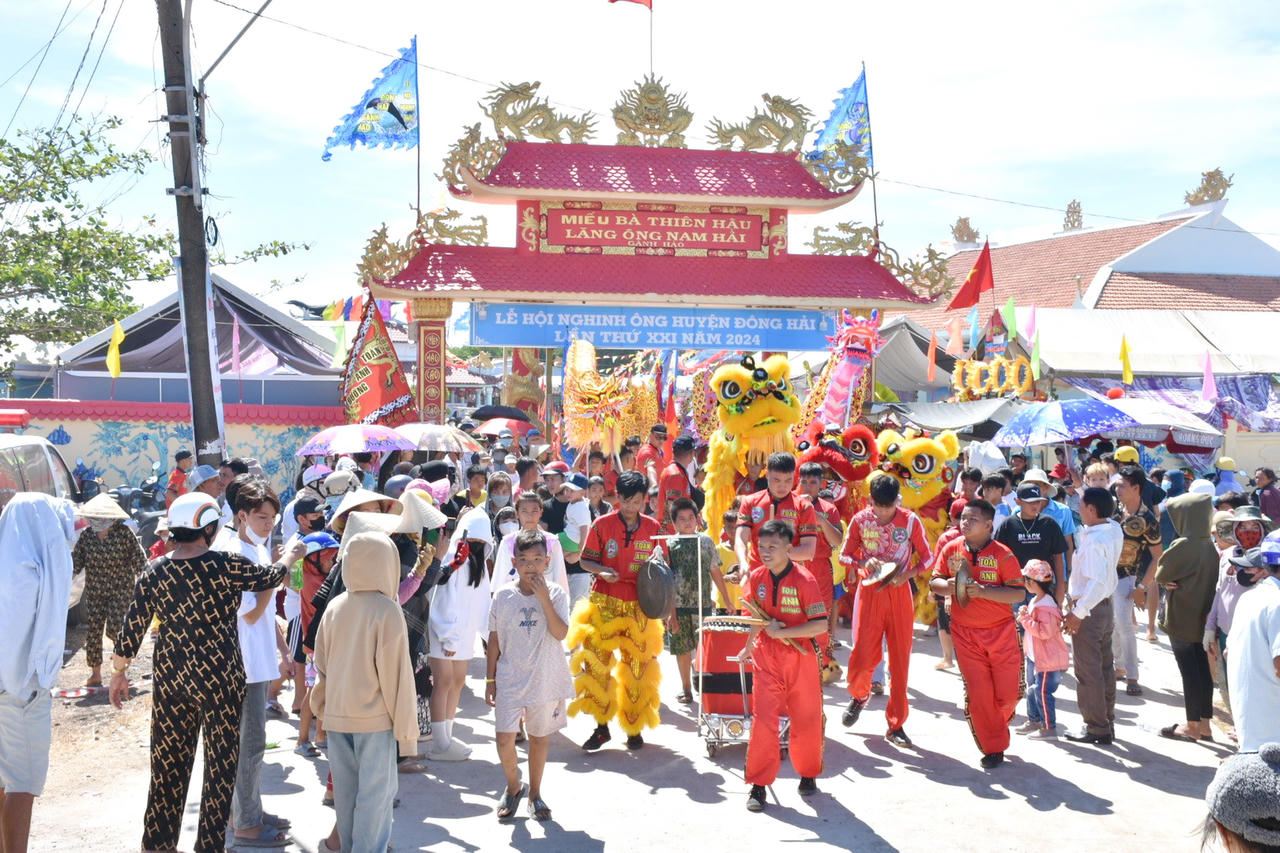 Lễ hội Nghinh Ông Đông Hải thu hút khách gần xa tham gia