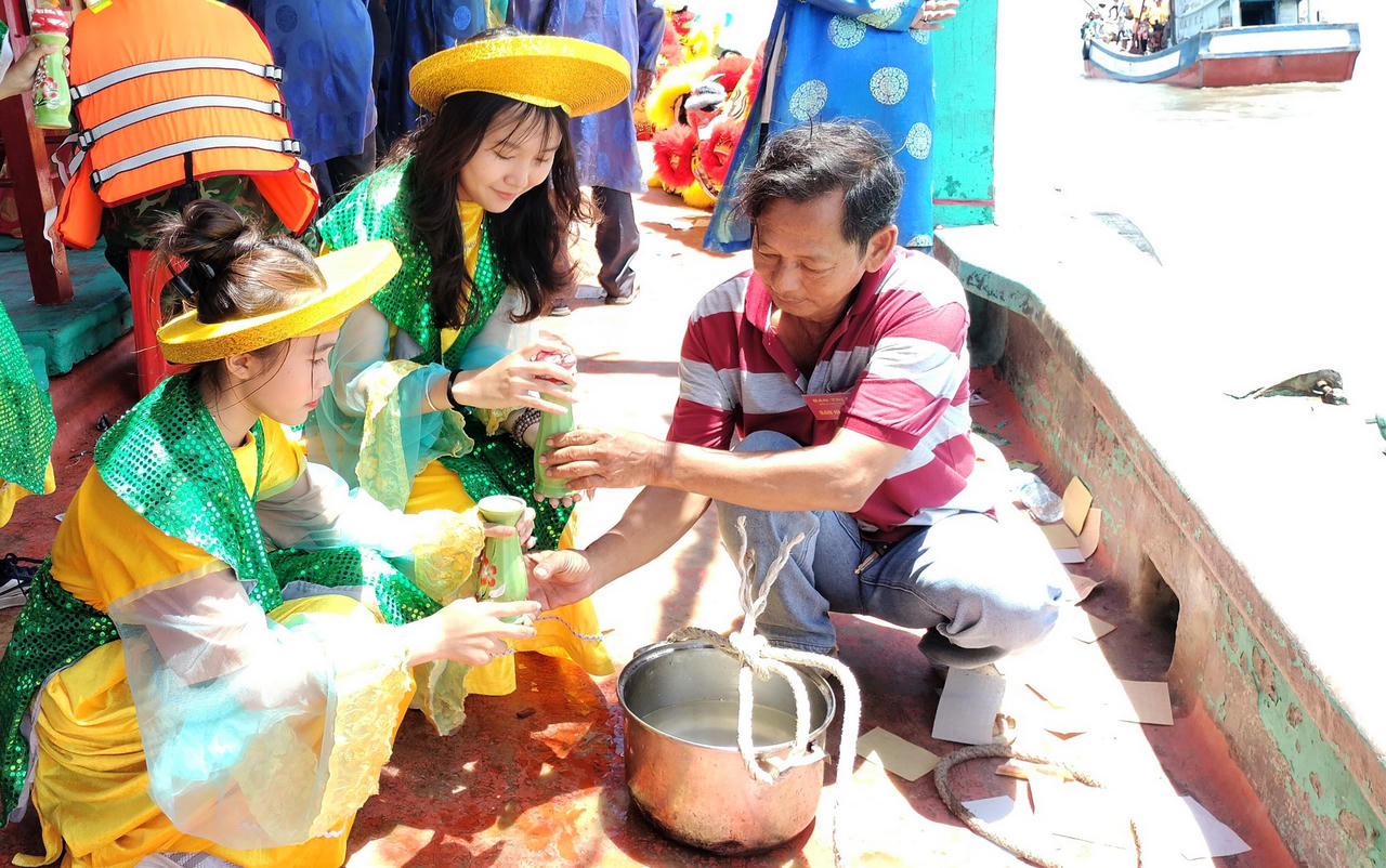 Lễ hội Nghinh Ông Đông Hải thu hút khách gần xa tham gia