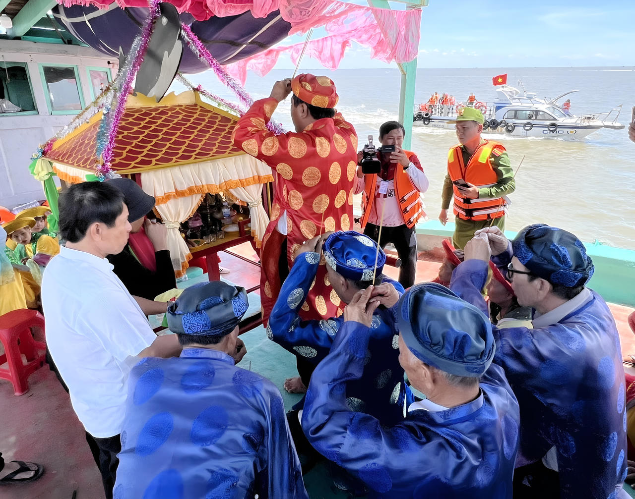 Lễ hội Nghinh Ông Đông Hải thu hút khách gần xa tham gia