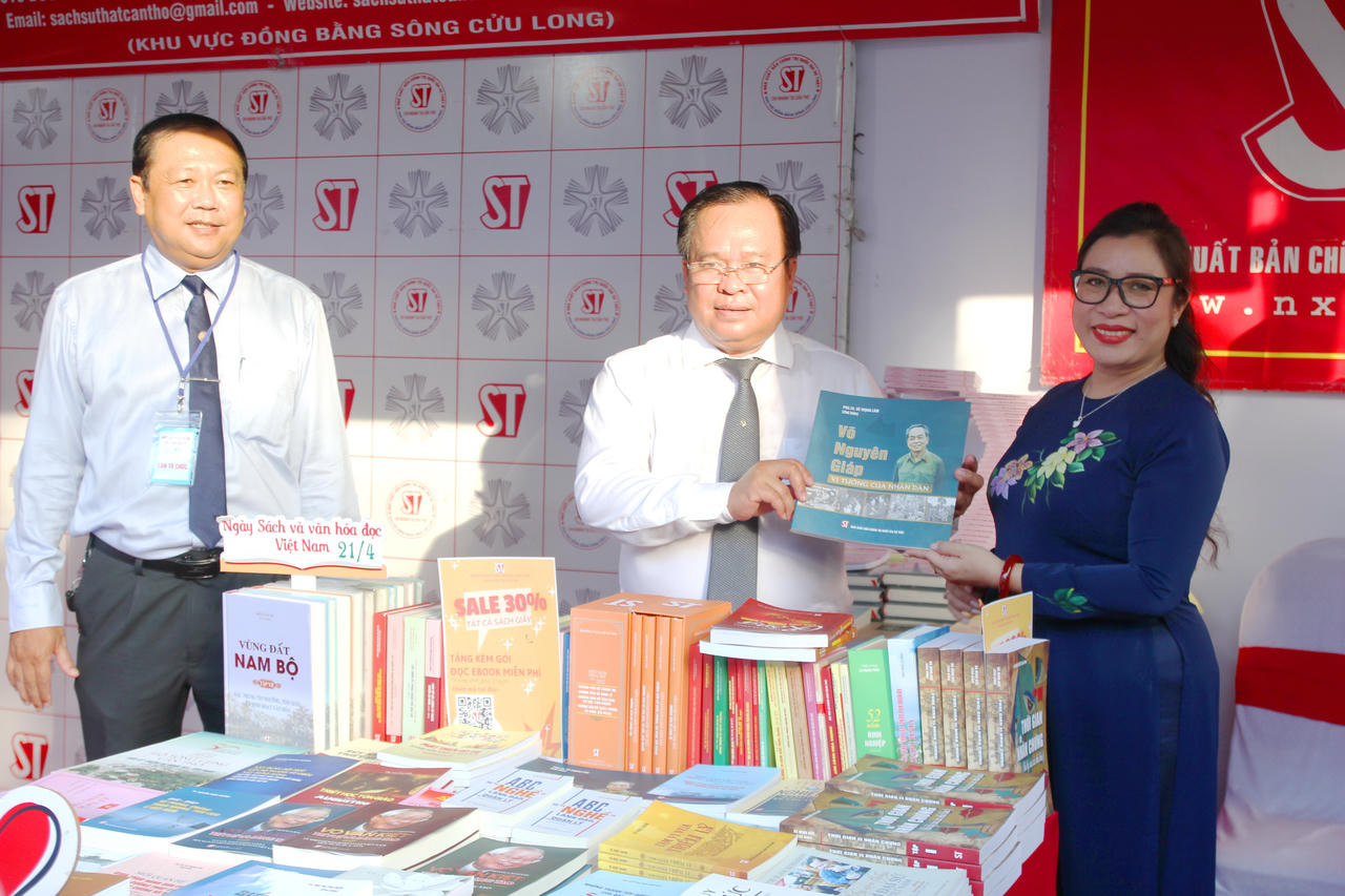 Công viên Hùng Vương rộn ràng ngày hội sách