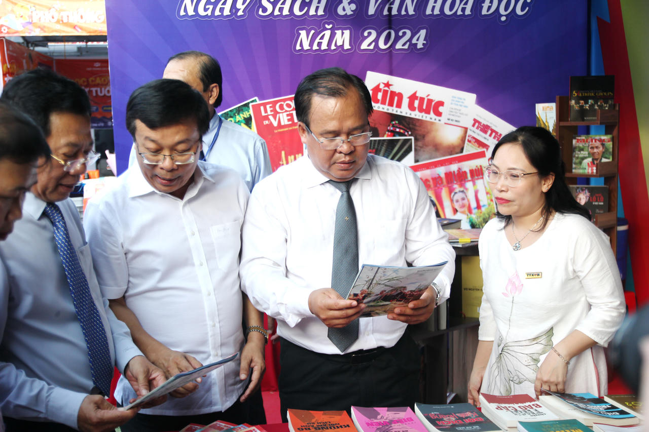 Công viên Hùng Vương rộn ràng ngày hội sách