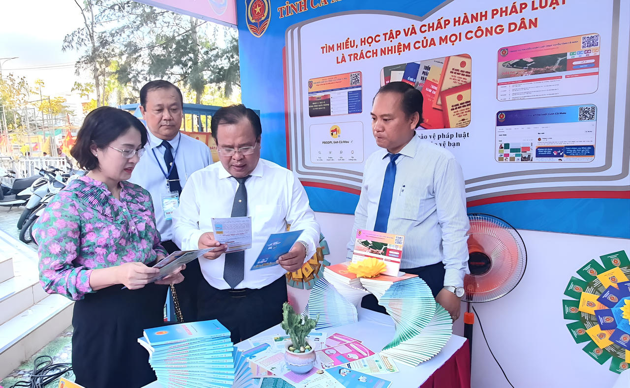 Sở Tư pháp Cà Mau giới thiệu sách pháp luật tại Ngày sách và Văn hóa đọc