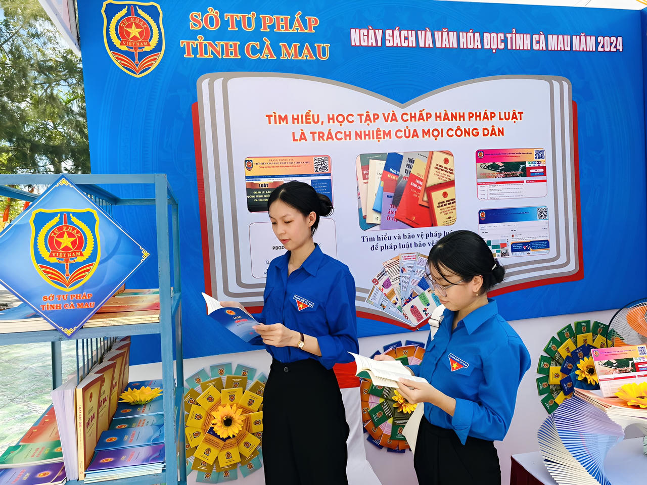 Sở Tư pháp Cà Mau giới thiệu sách pháp luật tại Ngày sách và Văn hóa đọc