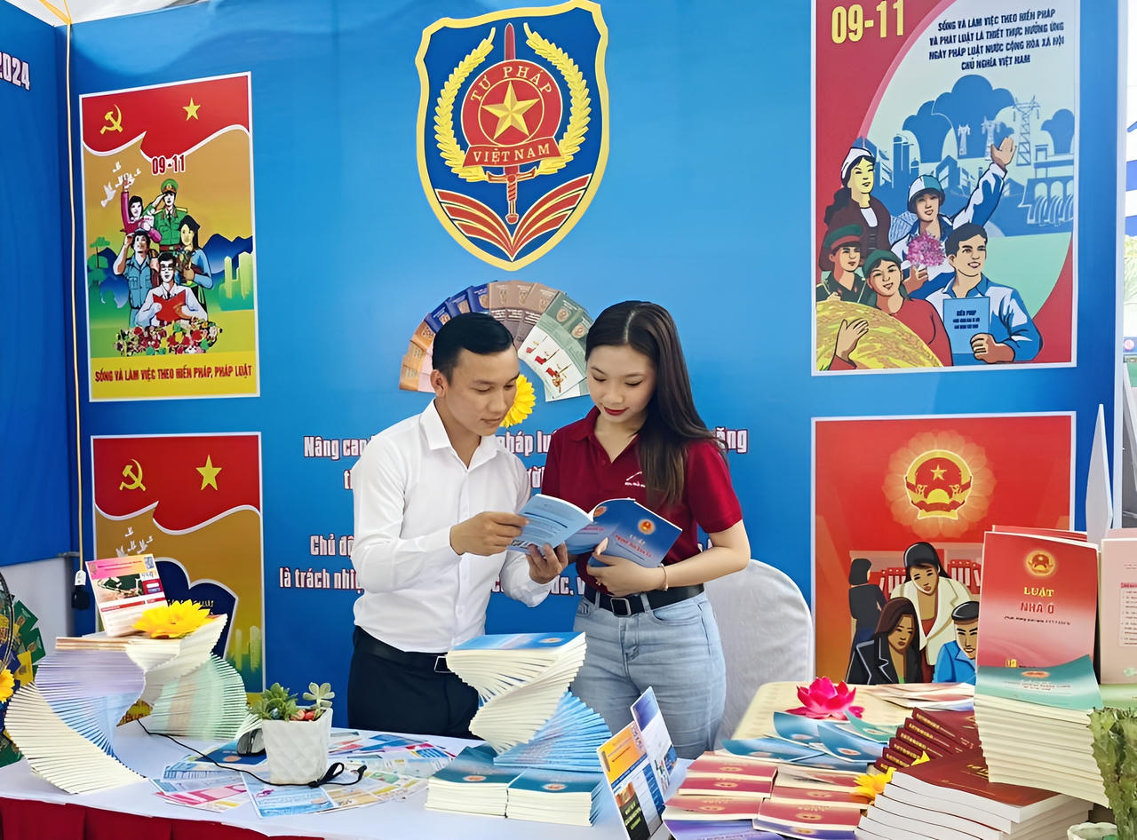 Sở Tư pháp Cà Mau giới thiệu sách pháp luật tại Ngày sách và Văn hóa đọc