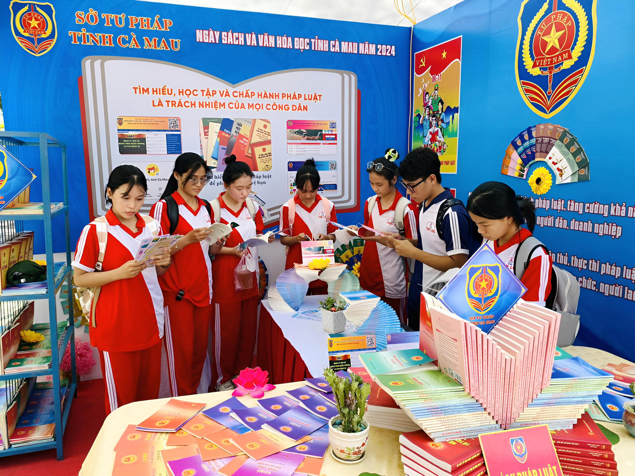 Sở Tư pháp Cà Mau giới thiệu sách pháp luật tại Ngày sách và Văn hóa đọc