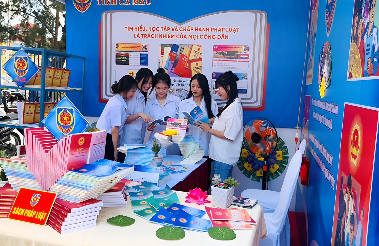 Sở Tư pháp Cà Mau giới thiệu sách pháp luật tại Ngày sách và Văn hóa đọc