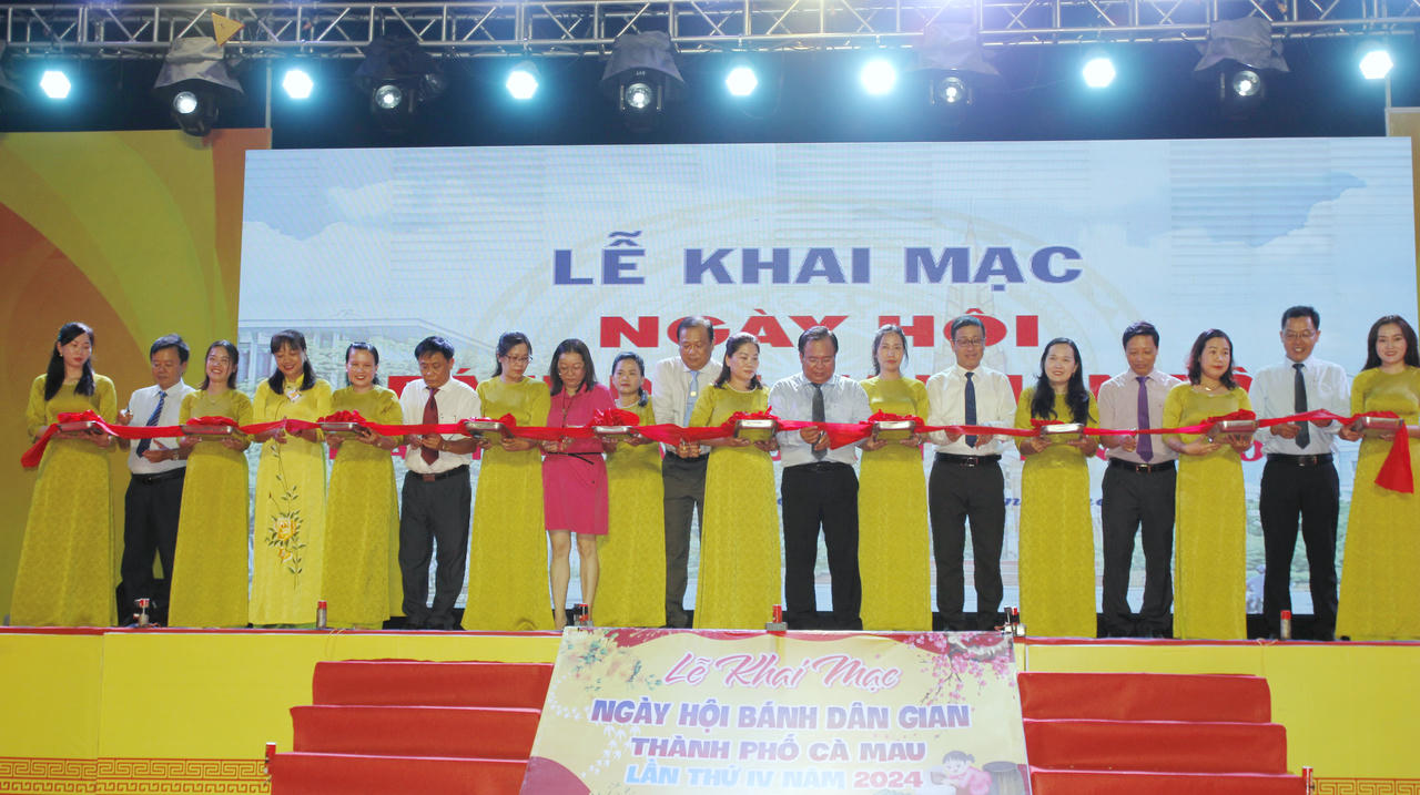 Tìm về ký ức tuổi thơ của Ngày hội bánh dân gian Nam Bộ ở Cà Mau