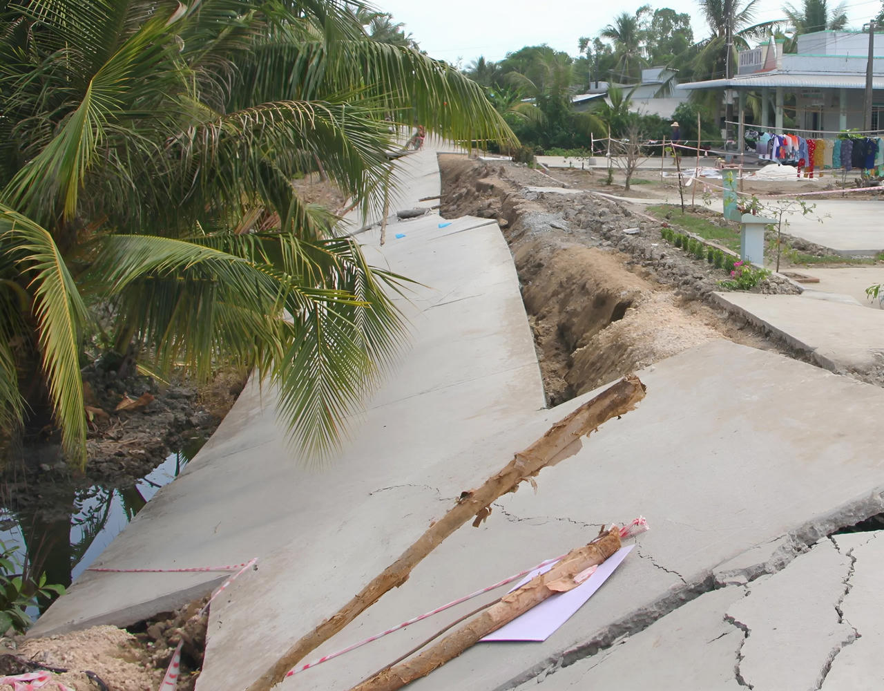 Bạc Liêu: Một số tuyến đường giao thông nông thôn bị sụt lún nghiêm trọng