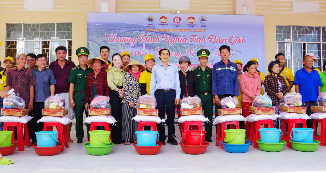 Cà Mau: Khám, cấp thuốc miễn phí và tặng quà cho hộ nghèo và gia đình chính sách vùng biên giới 