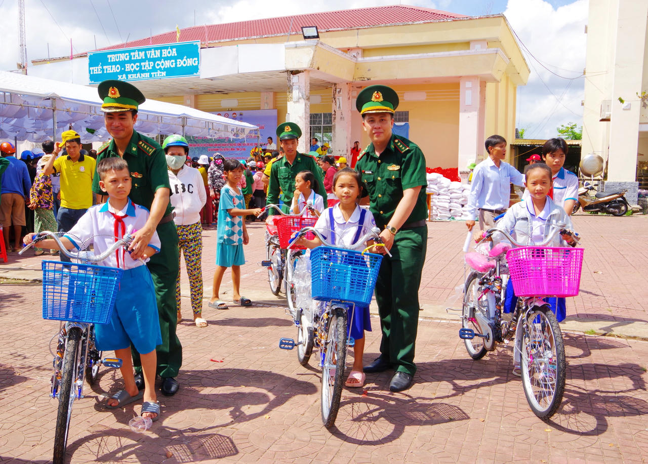 Cà Mau: Khám, cấp thuốc miễn phí và tặng quà cho hộ nghèo và gia đình chính sách vùng biên giới 