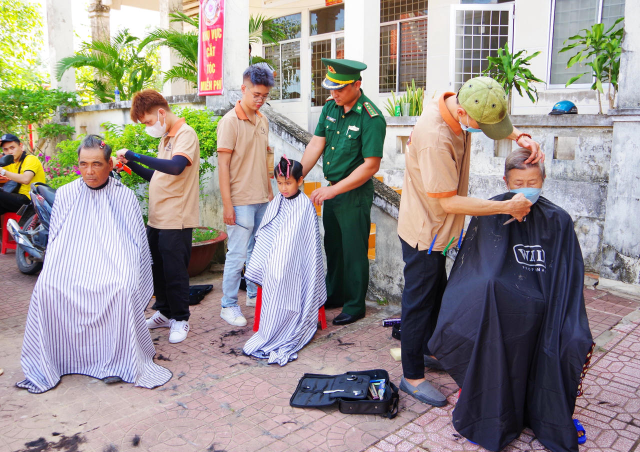 Cà Mau: Khám, cấp thuốc miễn phí và tặng quà cho hộ nghèo và gia đình chính sách vùng biên giới 