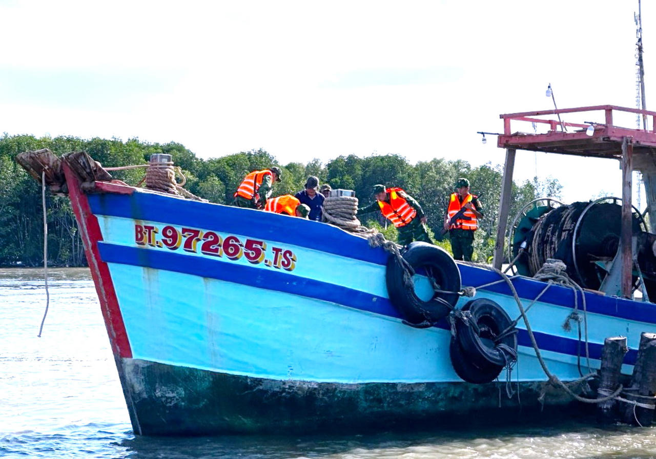 Cà Mau: Đồn Biên phòng bắt giữ tàu cá mua bán dầu trái phép trên biển