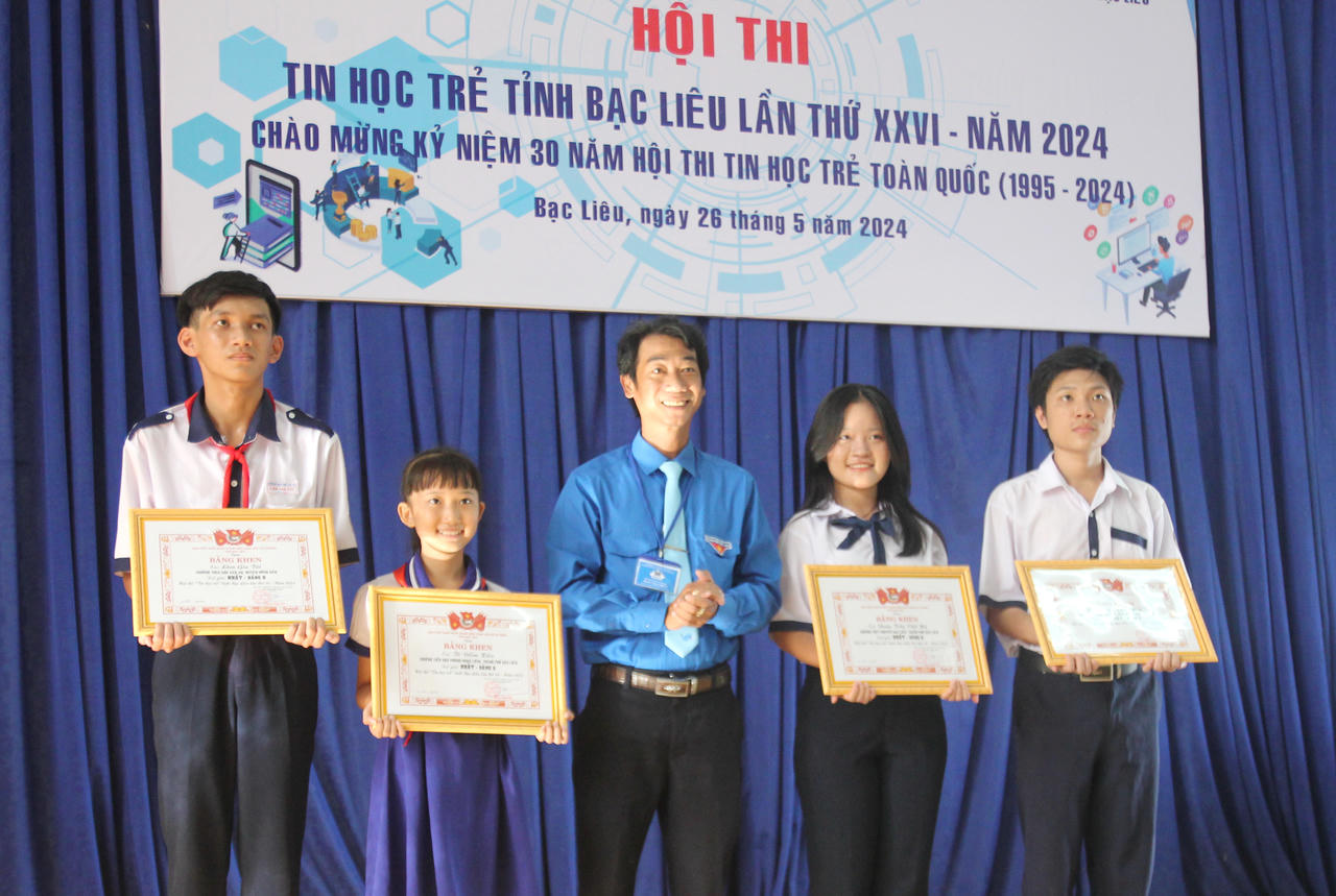 Trao giải Hội thi Tin học trẻ Bạc Liêu