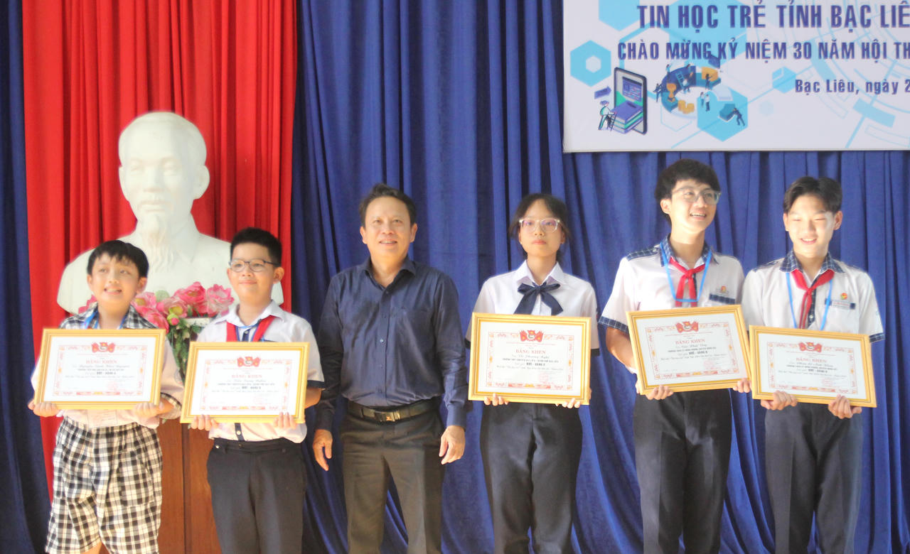 Trao giải Hội thi Tin học trẻ Bạc Liêu