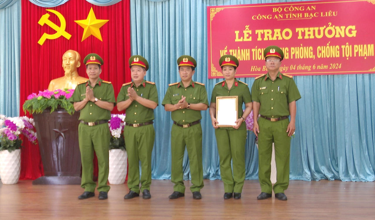 Công an huyện Hòa Bình được thưởng nóng về thành tích phá nhanh vụ án cướp giật tài sản
