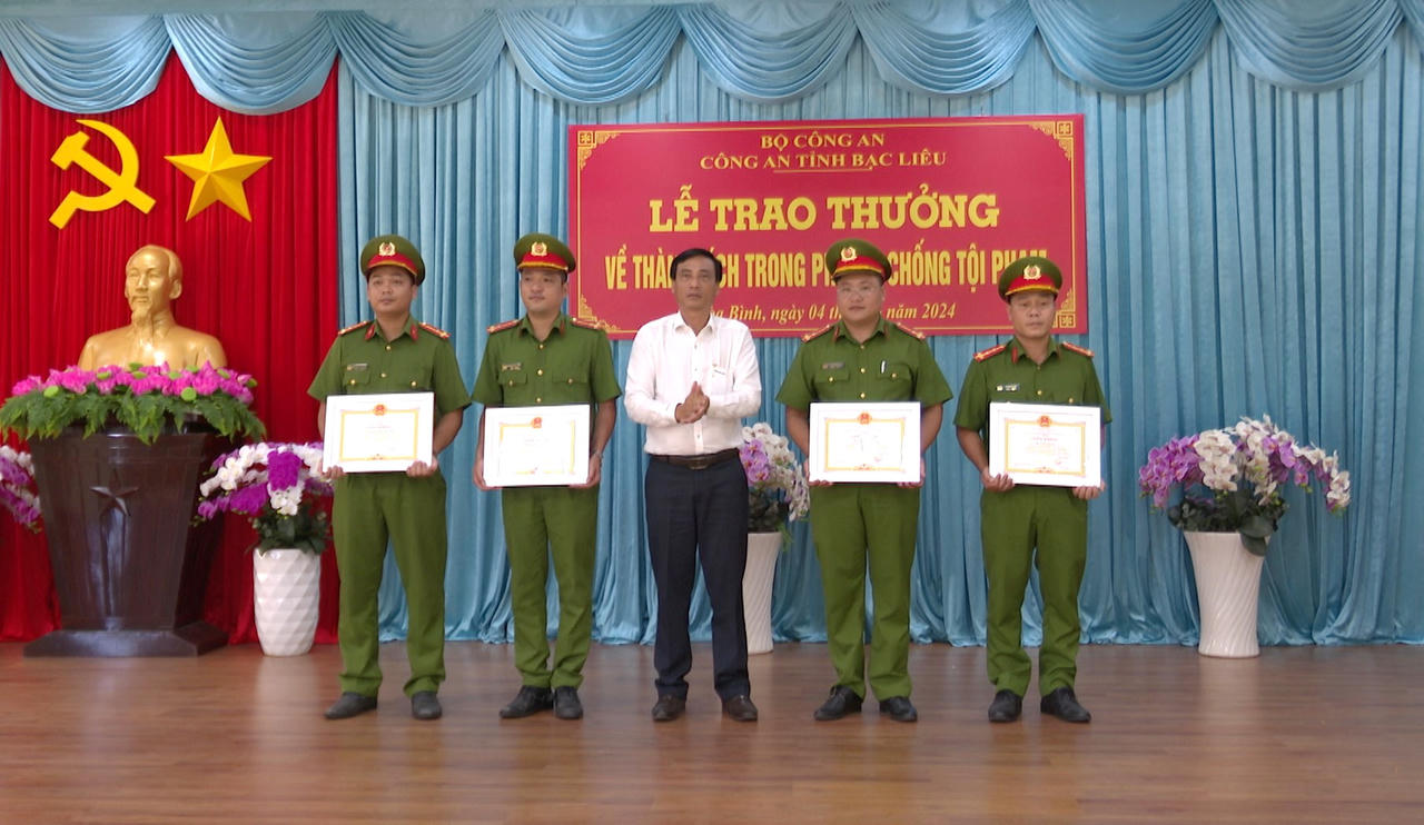 Công an huyện Hòa Bình được thưởng nóng về thành tích phá nhanh vụ án cướp giật tài sản