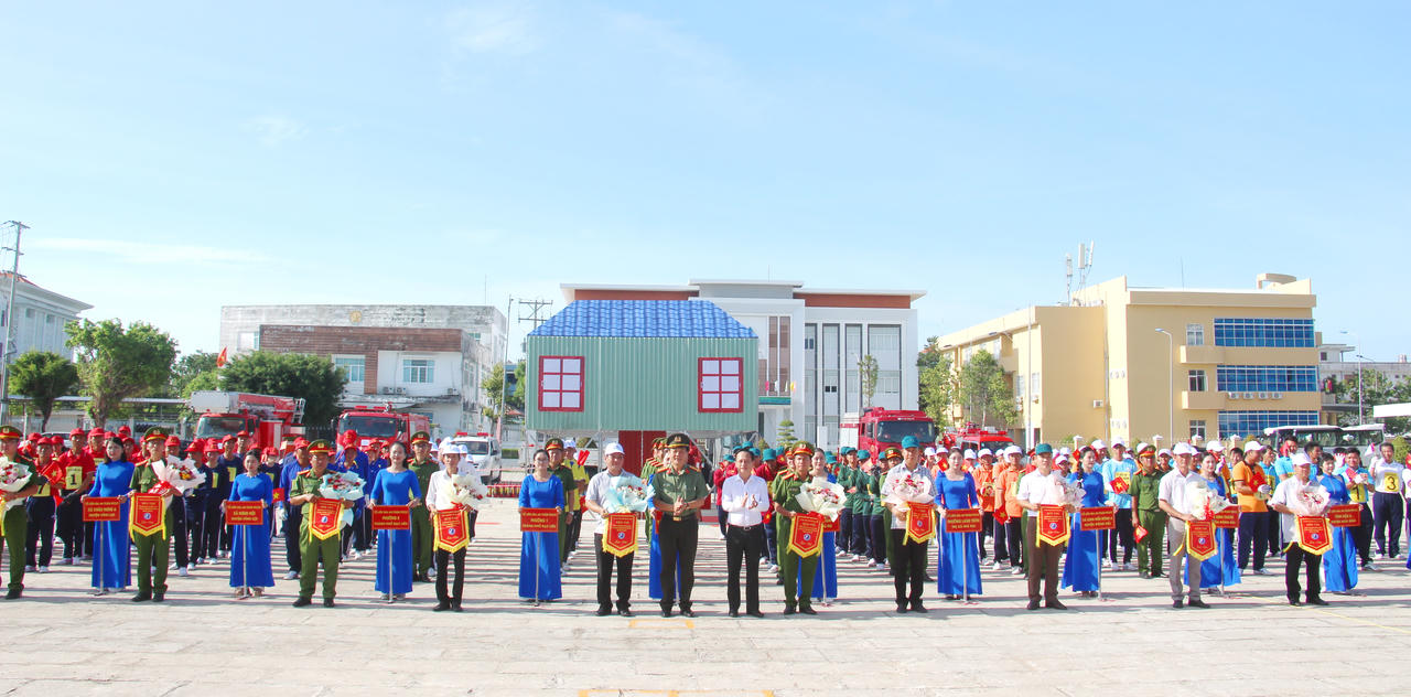 Thi nghiệp vụ chữa cháy và cứu nạn, cứu hộ 'Tổ liên gia an toàn PCCC' tại Bạc Liêu