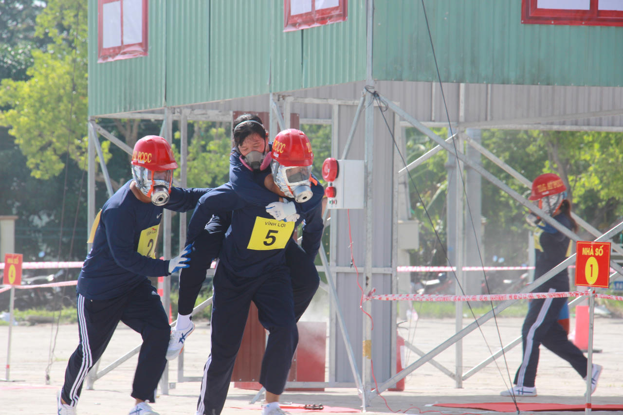 Thi nghiệp vụ chữa cháy và cứu nạn, cứu hộ 'Tổ liên gia an toàn PCCC' tại Bạc Liêu